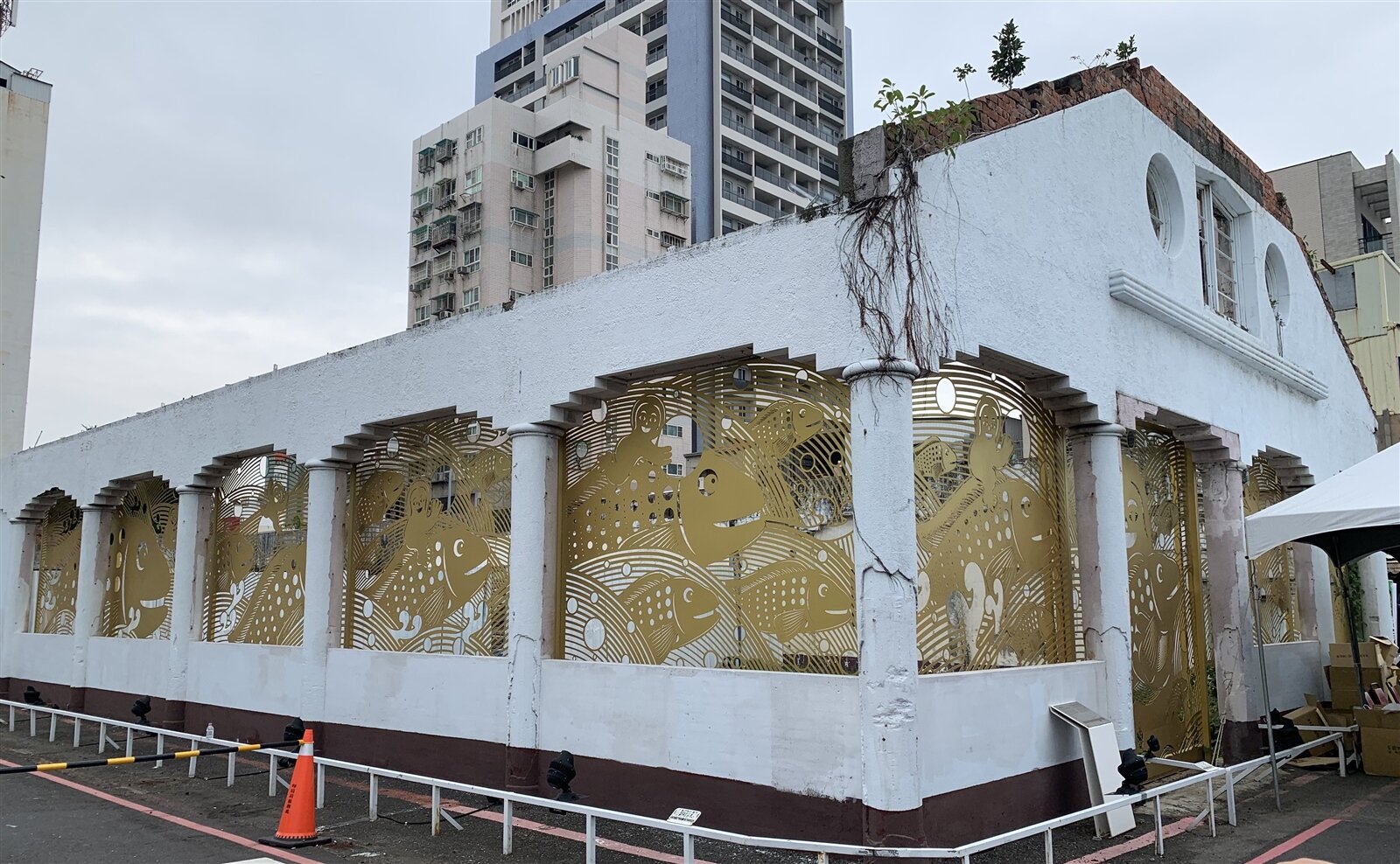 台南市中西區原魚市場旅館BOT案，四面牆要原地原貌保留，是一大挑戰。記者吳淑玲／攝影 