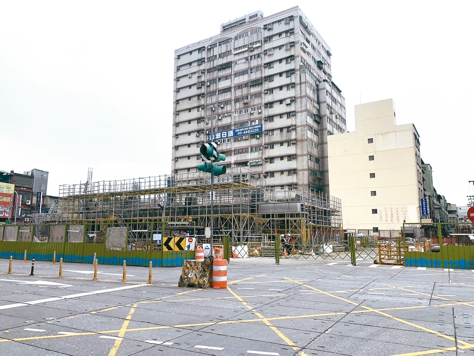 桃園中壢火車站後站停三停車場用地過去規畫興建多目標停車場大樓，目前地下結構已委託鐵道局興建，預計今年7月完工。記者翁唯真／攝影 