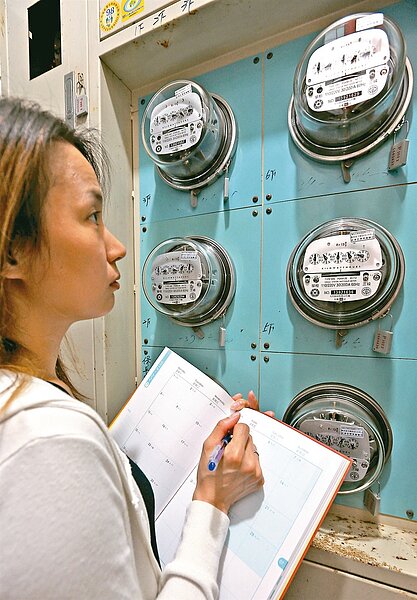 經濟部拍板四月起電價大漲,多年未漲的民生用電調幅最少百分之三、最多百分之十,小吃攤、商家都受影響。記者杜建重/攝影
