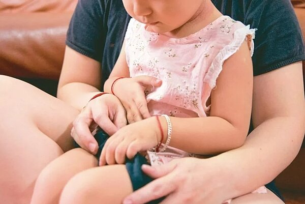 台灣目前約有四六八人正等待出養,剴剴案後社會正檢視收出養制度,以現行發展,未來等待期恐會加長。示意圖/兒盟提供