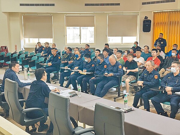 彰化警分局為防止大甲媽遶境再發生鬥毆事件,23日召集各宮廟代表共同簽署「優質宮廟文化-行動公約」。圖/彰化警分局提供