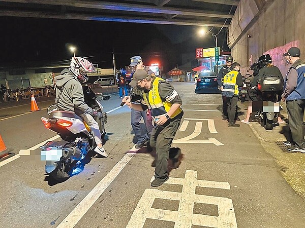 新北市警局聯合環保局於各檢舉熱區,加強稽查取締改裝車,以降低噪音危害。圖/新北市警察局提供