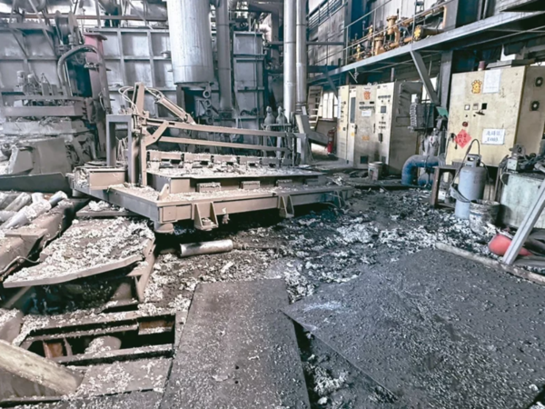 高雄湖內區佳豐鋁業工廠23日上午發生氣爆，2名員工被救出時已無生命跡象，6人輕重傷，現場面目全非。圖／高雄市消防局提供