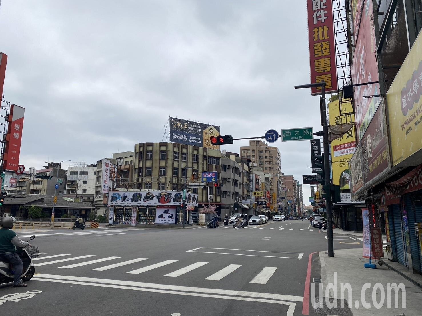 新竹市警察局分析相關交通資訊,去年在市區建置9處科技執法設備,經統計,9處科技執法地點中以西大路與林森路口居冠,共取締「違規轉彎」1505件、「闖紅燈」 1661件。記者王駿杰/攝影