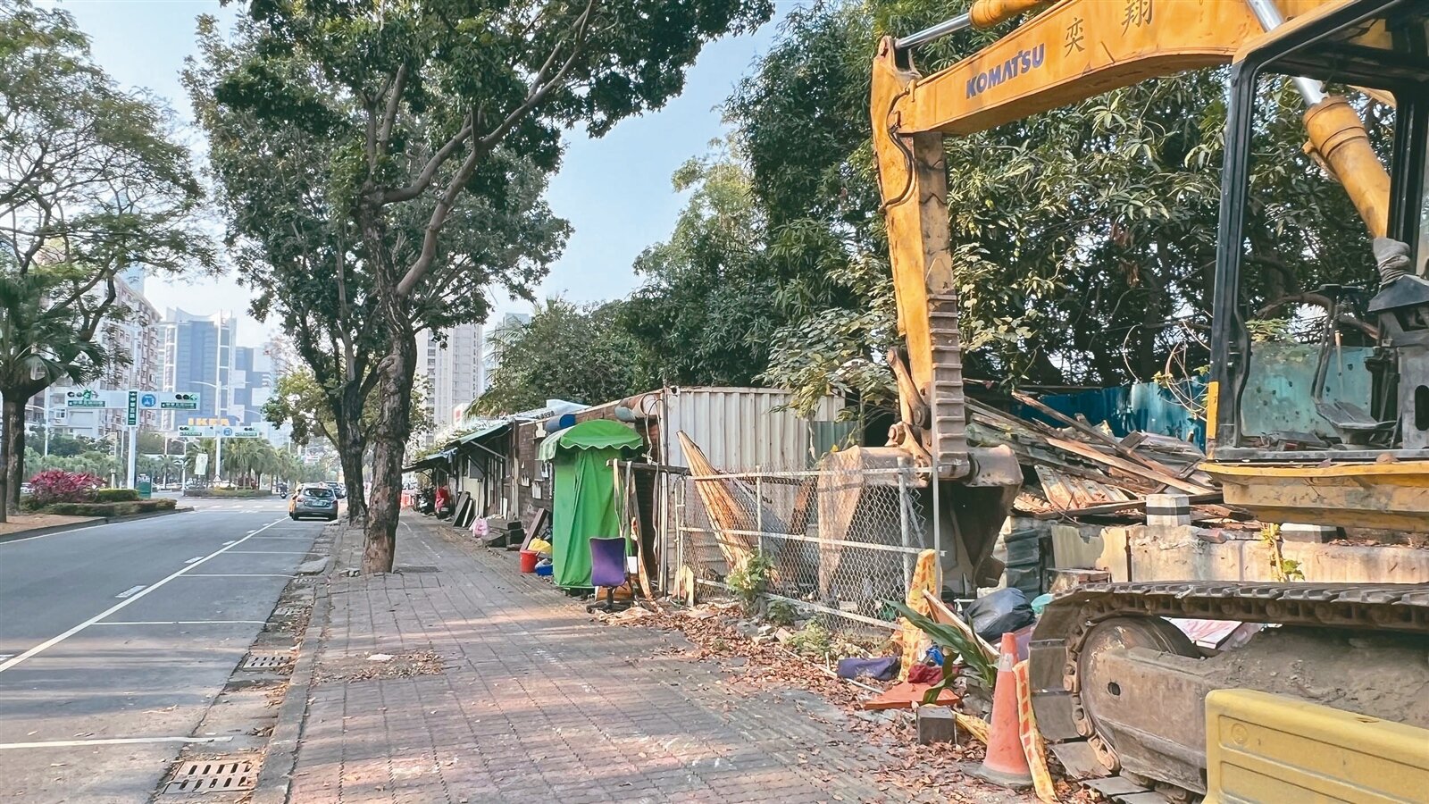 拉瓦克部落坐落在亞洲新灣區，破落房舍與四周高樓大廈形成強烈對比，挖土機已在現場待命，今天將進場拆除。記者王昭月／攝影 