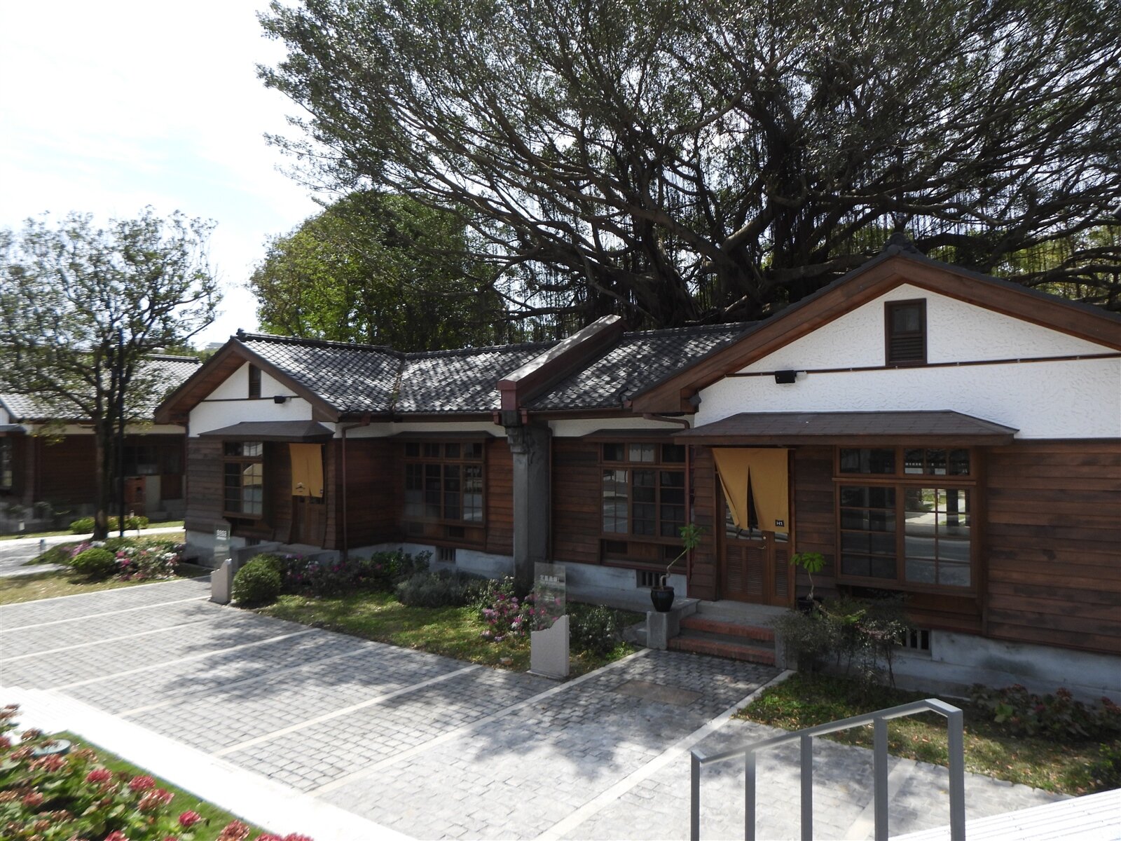 花蓮市美崙溪畔旁的「將軍府」,擁有日式宿舍群建築,轉型為藝文基地「將軍府1936園區」,整體景觀復刻日本傳統街景,被譽為花蓮「小京都」。記者王思慧/攝影