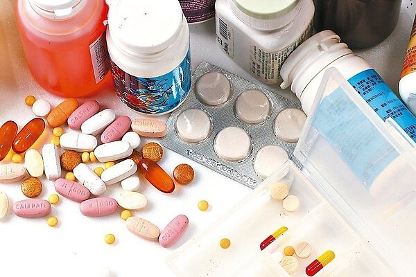 藥師公會全聯會副發言人、藥師王明媛說,正在服用醫師開立的治療藥物,或有吃多種保健食品、維他命習慣的人,吃保健食品前應諮詢藥師,並多加留意有無交互作用。圖/聯合報系資料照