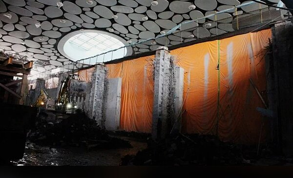 台鐵高雄車站中央下沉式廣場分隔牆正在進行拆除作業,南北半圓成圓倒數中。圖/鐵道局提供