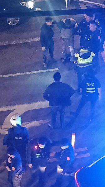 位於桃園市桃園區力行路的桃園警分局,昨天深夜爆發警匪槍戰,其中有名警員左肩意外中彈,緊急送往林口長庚救治,至於開槍歹徒已遭控制帶返警所釐清原因。圖/桃園爆報提供