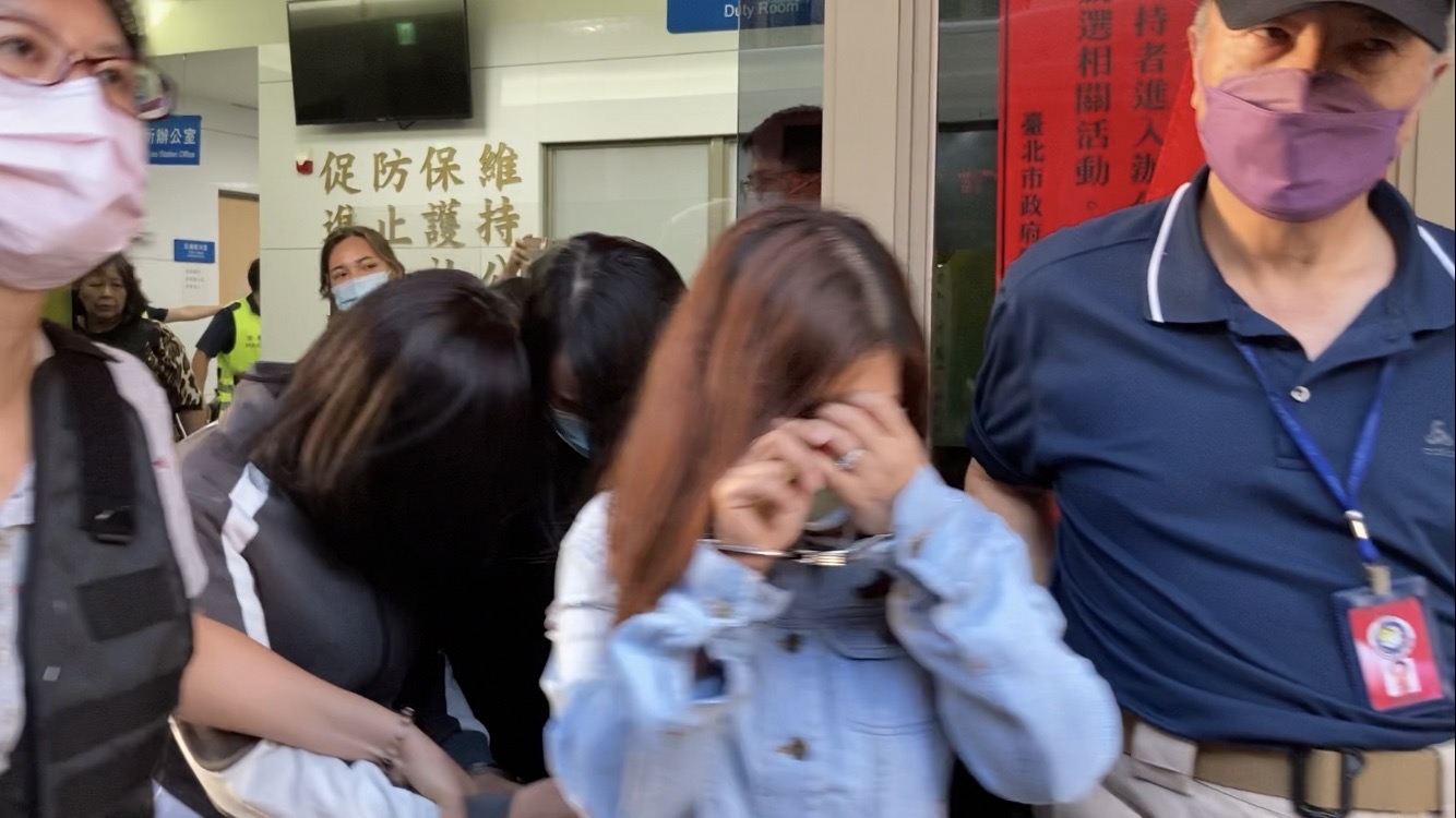 外籍女子共27人，被移往移民署台北市專勤隊偵辦，幾乎所有人頭都低的不能再低；27人數量過多，一輛小型巴士甚至載不完，還要4輛轎車才夠。記者翁至成／攝影 