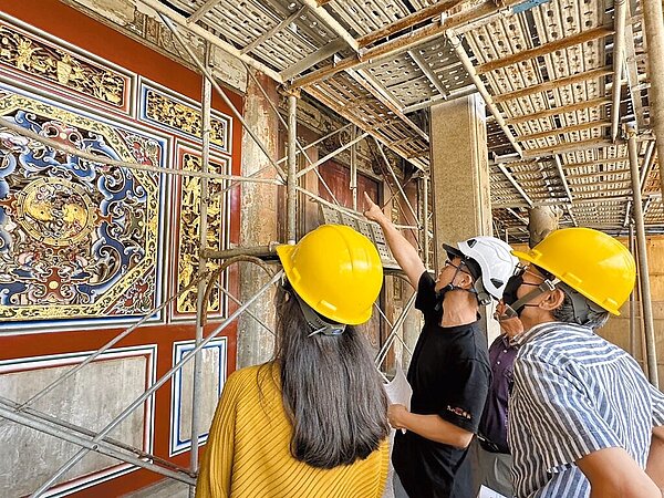 雲林科技大學修護團隊12日說明鹿港龍山寺五門殿虎邊夔龍窗的後續規畫處理方式。(文化部提供/孫英哲彰化傳真)