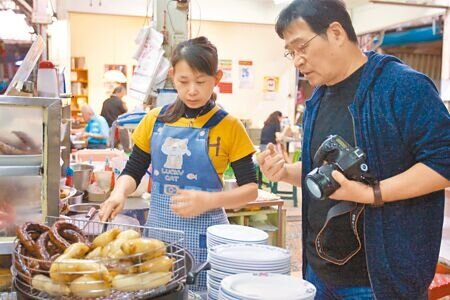 作家王浩一認為,老城市是吃巧不吃飽,台南美食自有其文化與移民色彩。(本報資料照片)