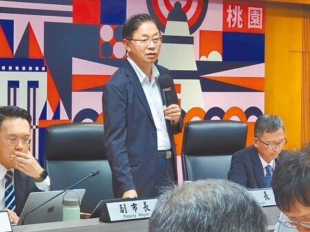 桃園捷運綠線延伸中壢綜合規畫案,12日獲交通部審議通過,桃園市長張善政(中)於市政會議表示,未來將形成桃園第一條環狀捷運路網。(賴佑維攝)