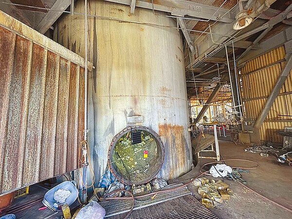 美商科慕公司桃園觀音廠8月關廠,近期執行廠區清理復原作業,12日發生工安意外,外包商敲除反應爐內防火磚時整面崩落砸傷工人,釀2死1傷,該廠區也遭勒令停工。(警方提供/蔡明亘桃園傳真)