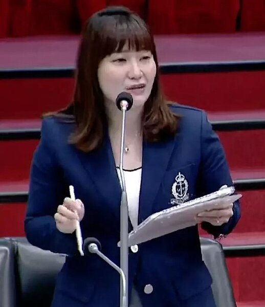 高雄市議員許采蓁建議社會局訂定4年內居家托育人員增加目標,增加保母訓練課程及場次,加開配合服務業(朝10晚9)托育中心。記者徐如宜/翻攝