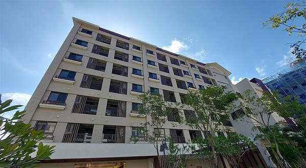 「亞洲健康智慧園區」共有388戶,共分為兩期六棟,第一期兩棟已完工(圖)、第二期四棟建物預計明年下半年完工;購買方式分為出售、出租型兩種,其中出售型占八成、出租為二成,每戶權狀坪數約20坪、室內坪數約12坪,為一房一廳一衛格局,50歲以上即可入住,每戶價格依景觀不同、總價也不一樣,多在1,800萬~2,000萬元間。陳美玲/攝影