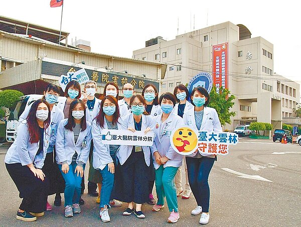 行政院長陳建仁12日拍板5年期「身心障礙照顧服務資源布建計畫」,衛福部規畫5年投入逾480億餘元預算,增加1355名社工。圖為台大雲林分院的13名社工師獲得第四屆南山醫務獎最高榮譽團體組典範獎。(臺大雲林分院提供/周麗蘭雲林傳真)