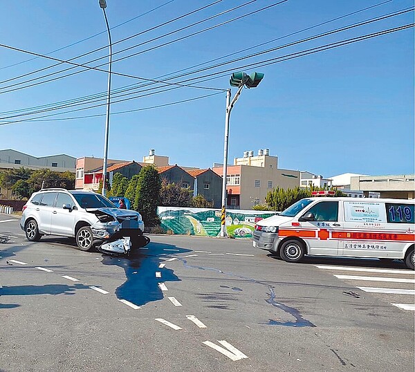彰化縣線西鄉和線路與線東路口11日發生休旅車與機車事故,兩車撞擊後機車騎士被彈飛,機車卡在休旅車頭前。(民眾提供/孫英哲彰化傳真)