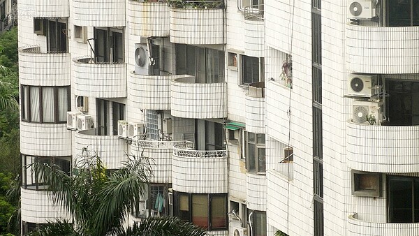 自住出租都好用?專家曝「3特徵」別碰:管理再好都混亂 陽台 陽台補登 雨遮 景觀宅 中古屋 view 棟距 樓層 一層多戶 鄰居 菸味 二手菸 抽菸 冷氣 室外機 圖/好房網News資料照