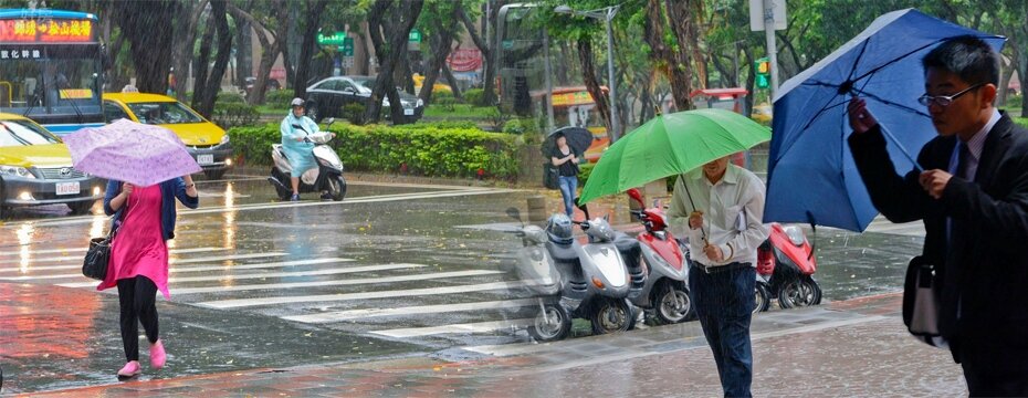 大雨 康芮颱風（大刊頭）