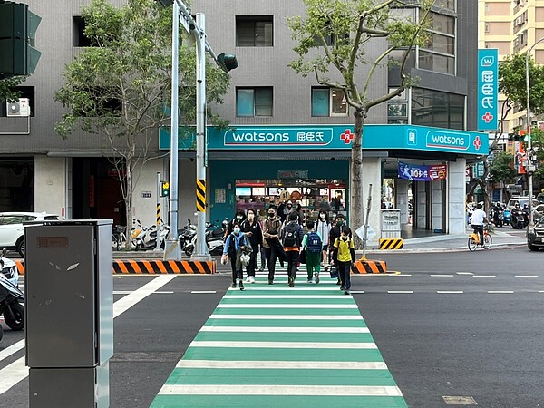 台中持續推動人本無障礙通行環境及道路燙平提升人行安全。圖／台中市府提供