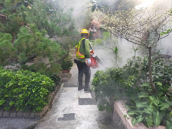 台中市府防疫人員執行戶外登革熱防治。圖/衛生局提供