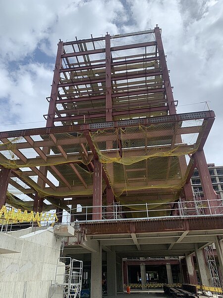 台北市工地發生墜樓意外，越南移工不幸身亡。記者廖炳棋／翻攝