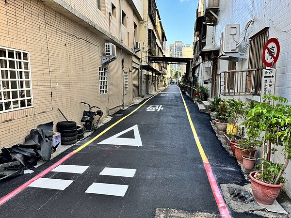 新竹市和平路20巷內道路日前因民間工程施工導致輕微下陷，相關修復於12日完成最後道路標線劃設作業。新竹市政府提供