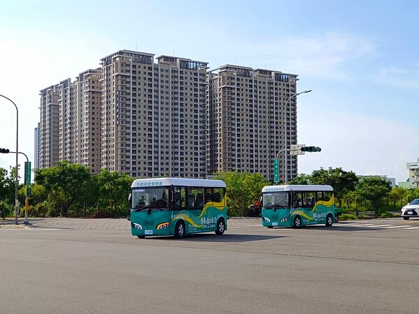 智駕電巴雙車路口左轉運行測試，完善2車間溝通能力。圖／新北市政府提供