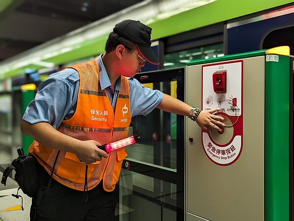 台中捷運綠線18座車站月台緊急停車按鈕全數設置完成並啟用。圖／台中捷運提供