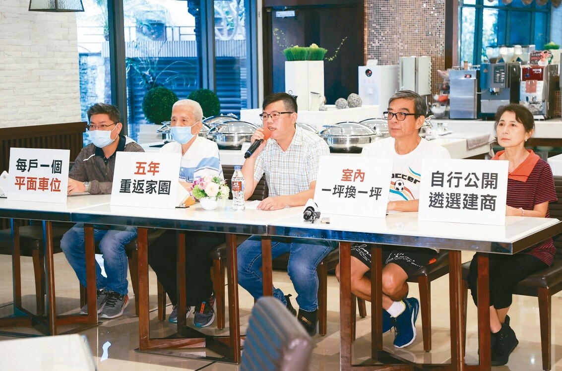 台北大直重災戶自救會昨舉行記者會，盼市長蔣萬安能給予最大支持，讓受災戶在5年內重返家園。記者余承翰／攝影 