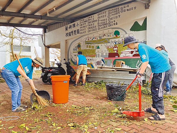 小犬颱風日前重創台東縣蘭嶼鄉，村民透過網路號召全台志工幫忙，盼更多人伸出援手。（義工團發起人鄭惟騰提供／蔡旻妤台東傳真）