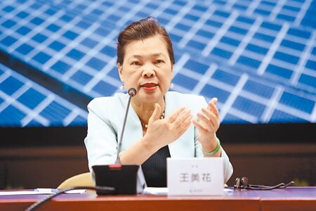 經濟部長王美花表示，台電銷售小額綠電，主要考量是來自2050淨零碳排的國際壓力、供應鏈要求，也是減碳必要作法。（鄧博仁攝）