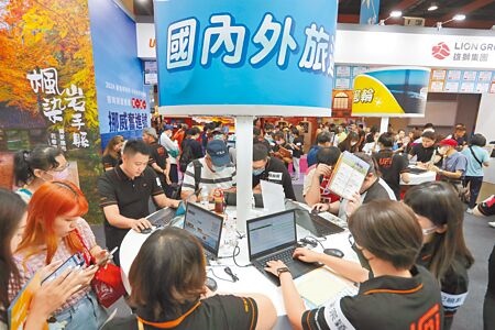 
圖為今年台北國際夏季旅展盛況，現場湧入許多民眾參考業者提供的旅遊方案。（本報資料照片）
