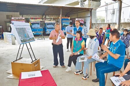 苗栗縣竹科銅鑼園區即將迎來台積電及力積電進駐,緊鄰銅科園區的通霄鎮缺少1條安全寬敞的聯絡通道,苗栗縣政府工務處應地方要求規畫出3條可能路線,13日舉辦現勘說明會,縣長鍾東錦(右)聽取地方意見,並請工務處盡速送案至公路總局爭取定案。(謝明俊攝)
