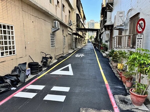 新竹市和平路20巷內道路今年9月21日因一旁民間的住宅建案工程施工導致巷道輕微下陷，經搶修汰換管線，已經恢復通行。圖／竹市府提供
