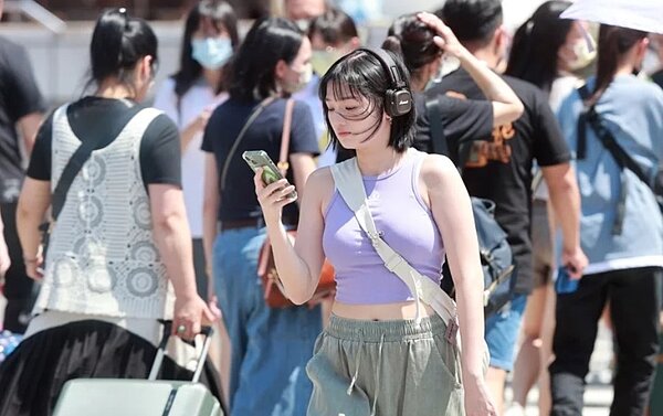 下周三至周五為秋老虎型態,各地晴朗無雲,白天紫外線強,天氣微熱早晚涼,日夜溫差很大,應注意衣著調適。圖/聯合報資料照片