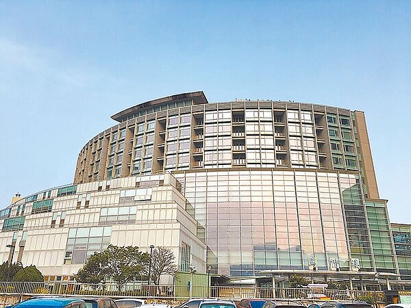 新北市淡水區只有1家馬偕醫院，導致北海岸民眾常常等不到病床，民進黨新北市議員鄭宇恩建議市府，由新北聯醫設置99床以下地區醫院。（新北市衛生局提供／呂健豪新北傳真）