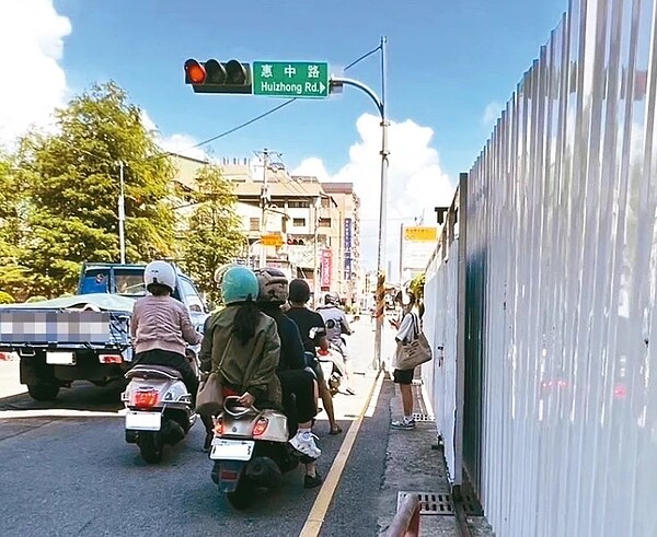 台中市公車彎設置比率僅約0.2%。西屯路、惠中路口沒有人行道,乘客等於在馬路上等車,非常危險。圖/議員陳淑華提供