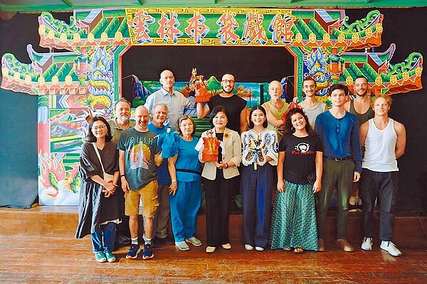 雲林縣是布袋戲故鄉,這一年來雲林縣長張麗善(前排左三)積極與有布袋戲、有木偶的國家簽訂合作備忘錄,讓布袋戲與國際接軌。(雲林縣政府文觀處提供/周麗蘭雲林傳真)