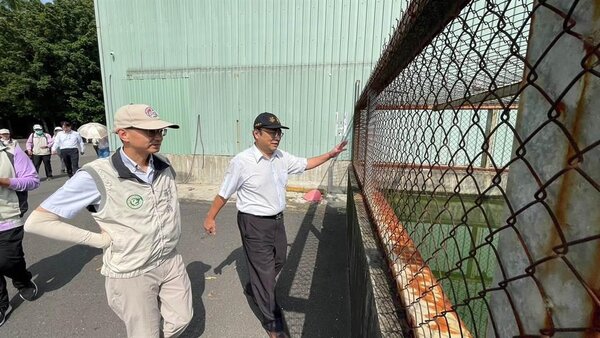 疾管署副署長羅一鈞（左）到中華醫大視察全運會比賽場地。(中華醫大提供／曹婷婷台南傳真)
