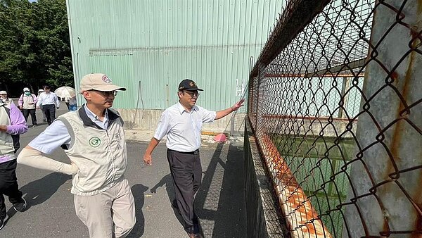 疾管署副署長羅一鈞(左)到中華醫大視察全運會比賽場地。(中華醫大提供/曹婷婷台南傳真)