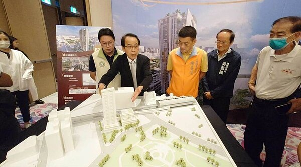 高市捷運工程局13日舉辦捷運R20站、RK1站聯合招商說明會,高市副市長林欽榮(右四)說明,2組開發案都位處重要樞紐,能帶來廣大效益。圖/記者任義宇攝