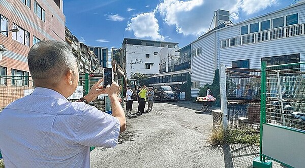 台北巿中山區吉林都更案10月12日進行舊建物拆除，原住戶依依不捨拍照紀念。圖／鄉林建設提供
