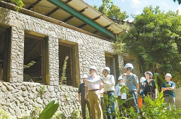 台北市文化局在本月12日舉行歷史建築「原巴旅館澡堂」修復工程開工儀式，預計投入5660萬元經費修復，規畫2025年4月竣工。圖／台北市文化局提供