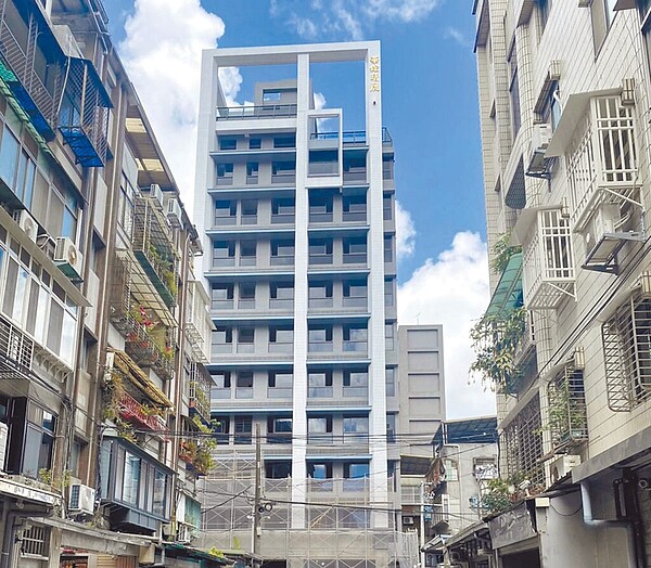 新北市中和區建案「華鋐晴晨」,因建商過去申請容積移轉時資料造假,遭檢舉並查證屬實後,城鄉局撤銷30%的容積移轉。(投訴人提供/呂健豪新北傳真)