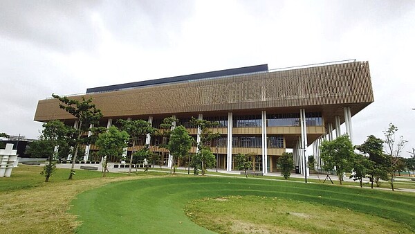 台南市立圖書總館濃郁的人文氣息,吸引許多購屋族前進永康賞屋。圖/台慶不動產台南總圖東橋加盟店提供