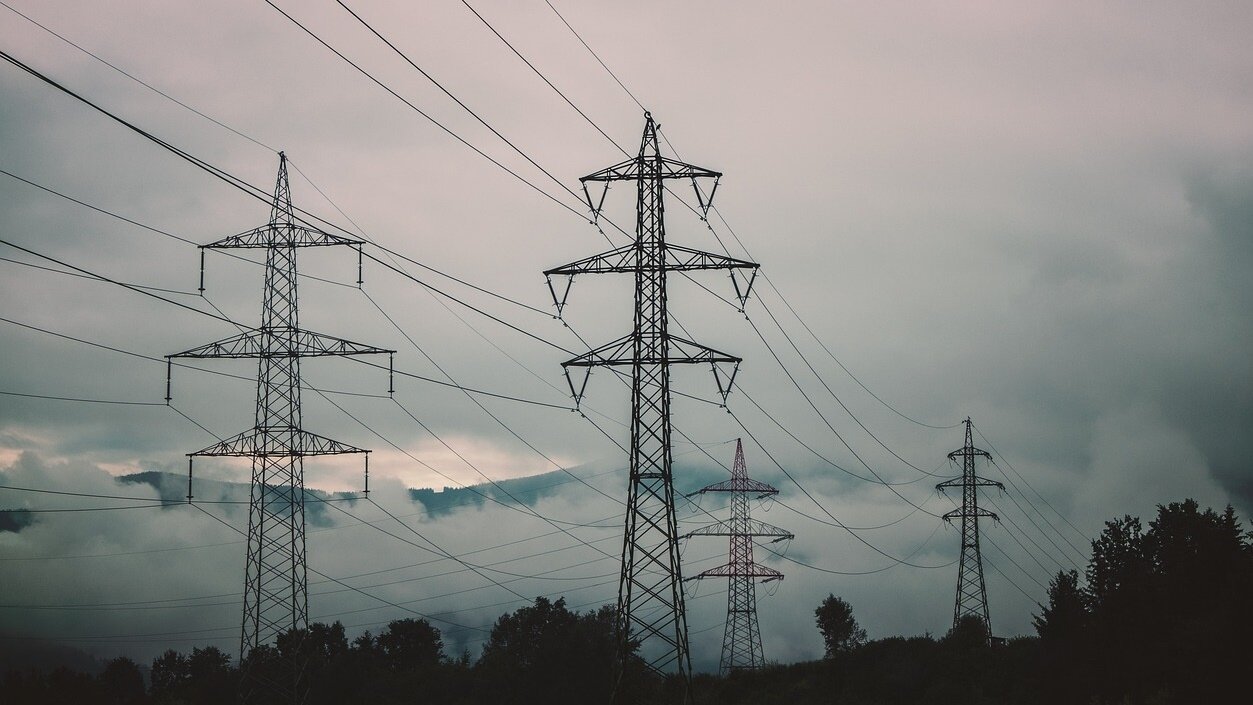 ▼不少人擔心住處附近有高壓電塔會擔心健康,房價也會受影響難賣出好價格。(示意圖/取自<a href="https://pixabay.com/photos/power-pole-high-voltage-pylon-5581755/"><span style="color:#000000;">pixabay</span></a>)