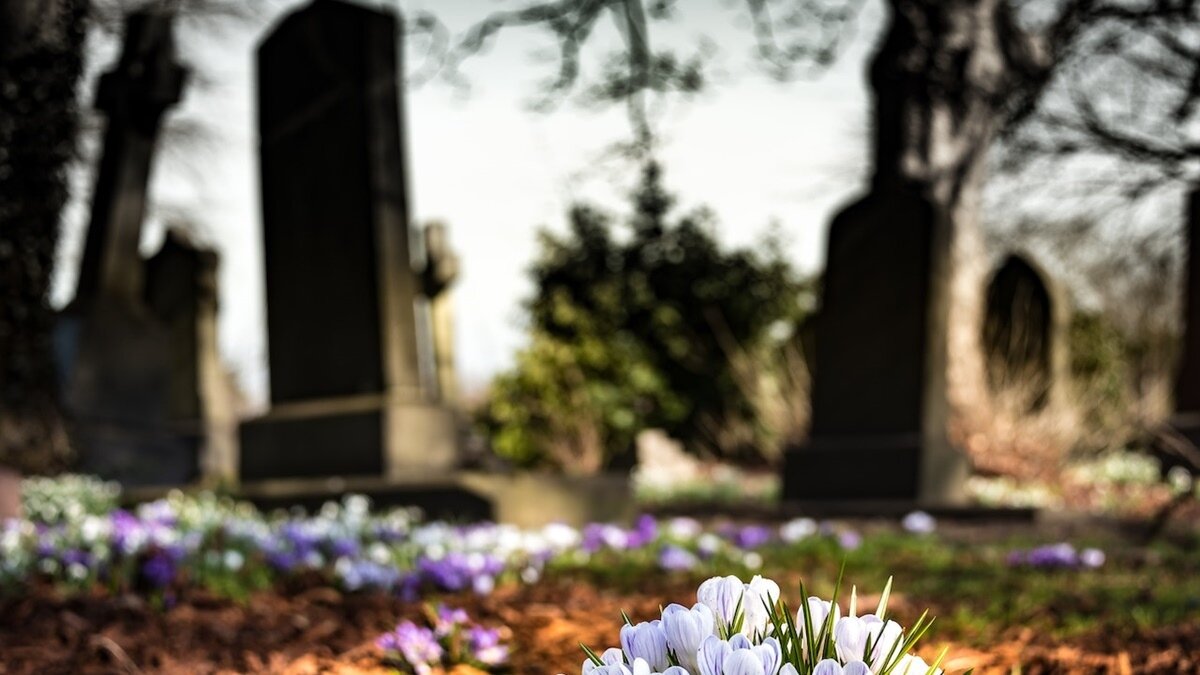 ▼房屋周邊有公墓,以往被視為有嫌惡設施,但有人認為,將來可能會遷走,若交通夠便利,房價也便宜,還是可以考慮。(示意圖/取自<a href="https://www.pexels.com/zh-tw/photo/161280/"><span style="color:#000000;">Pexels</span></a>)