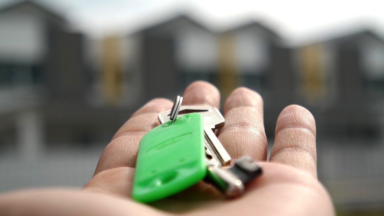 ▼原PO表示自己除了一間自住房外，還有另外三間房投資出租，以自身經驗分享，建議大家可以考慮往「頭份、竹南」等第找房。（示意圖／取自<a href="https://pixabay.com/photos/key-home-house-estate-business-2323278/"><span style="color:#000000;">pixabay</span></a>）